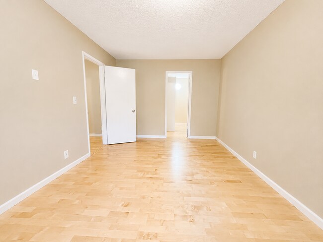 Building Photo - Live Next to Washington Park! Spacious 2-Bedroom Condo with Pool!