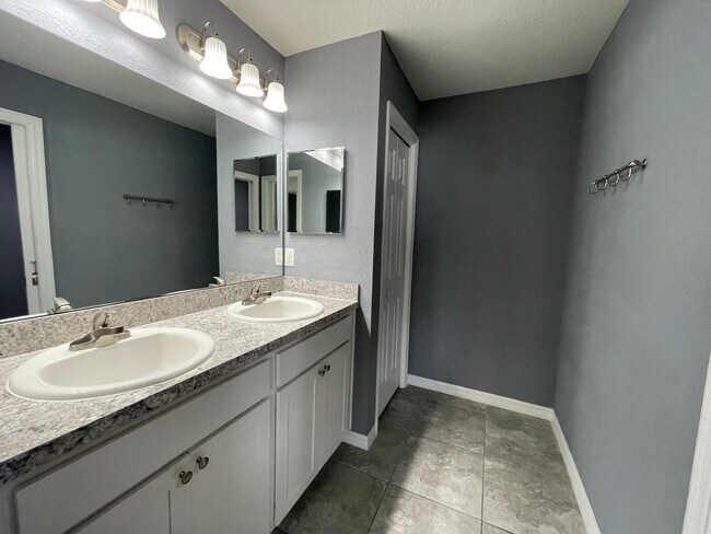 Building Photo - **Beautiful 3 Bd 2 Bath!! AVAILABLE AFTER JUNE 15TH**