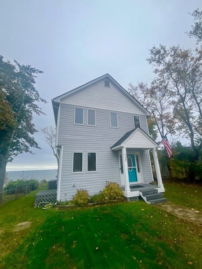Building Photo - Gorgeous Water Front Home with Beach Access