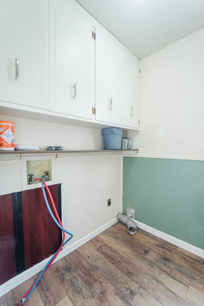 Building Photo - Spacious 3 Bedroom, 3 Bath Two story home!!