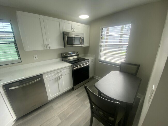 Building Photo - 11 N Lakeside Dr