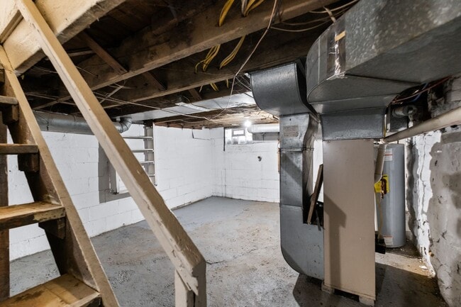 Building Photo - FULLY UPDATED 2 BR, 1 BA Single Family Home in Edgewood - SHARP!