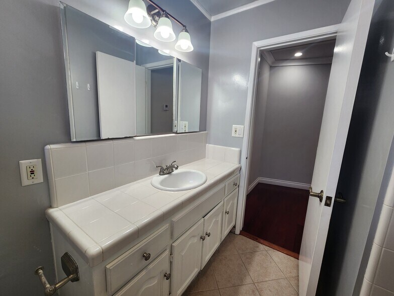 Building Photo - 16331 Shamhart Dr