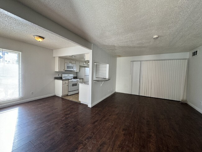 Building Photo - Spacious 3-Bed, 1-Bath Condo with Granite ...