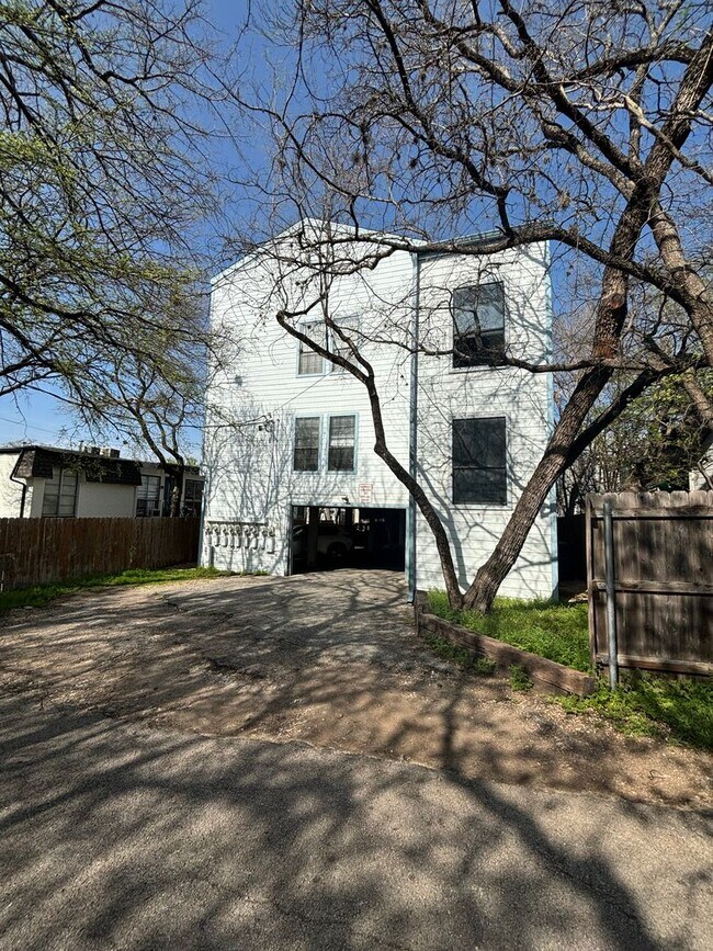 Building Photo - 303 W 35th St