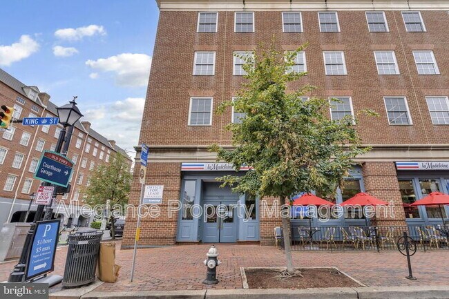 Building Photo - 922 S Washington St