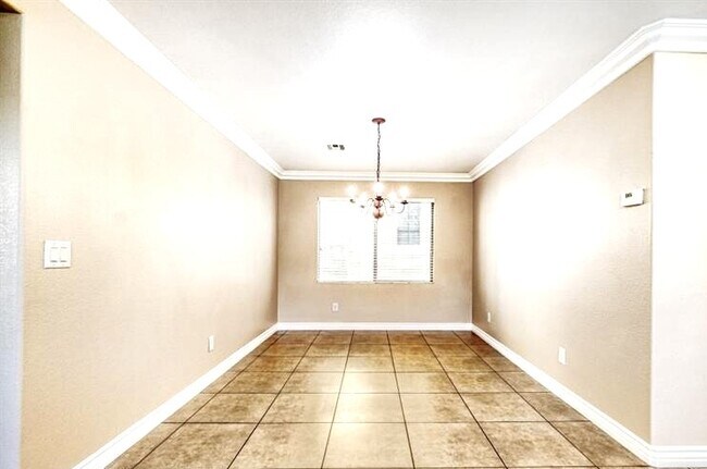 Building Photo - 5565 Golden Palms Ct
