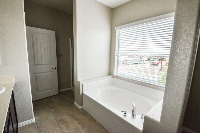 Building Photo - "Spacious 4-Bedroom Retreat with 2.5 Baths in Vibrant Las Vegas Locale!"