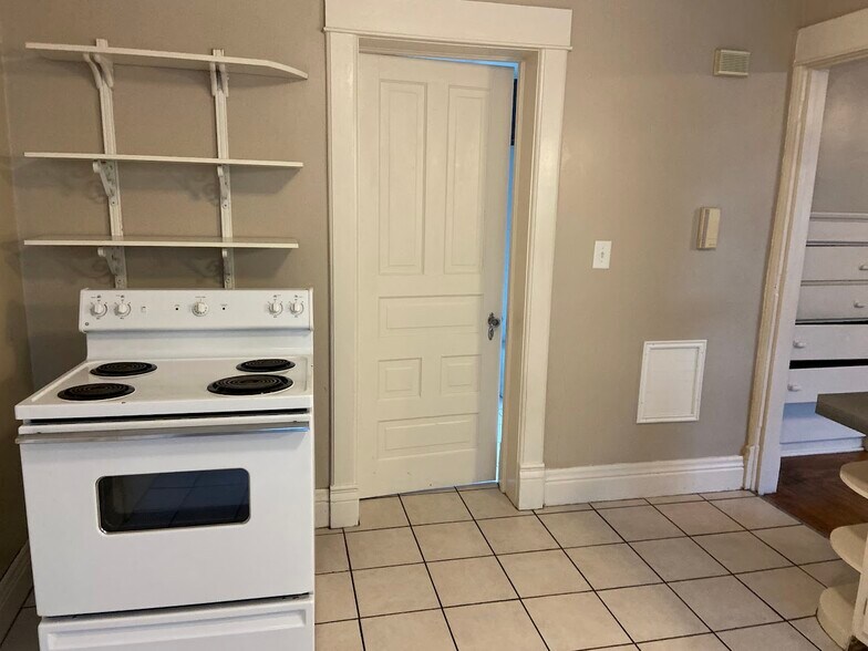 Building Photo - 710 S Park St