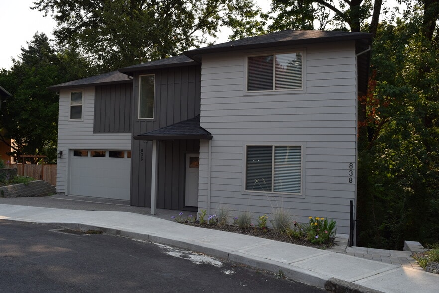 Welcome home! - 836 SE Linden Ct