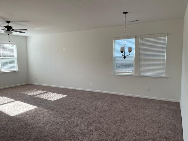 Building Photo - 31 Pineview Dr