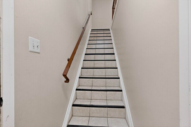 Building Photo - NE Affordable 2/BD 1/BA 1/CG 2nd Story NE Condo