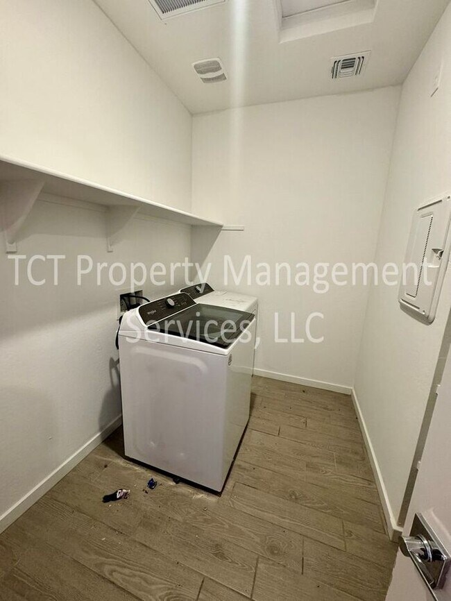 Building Photo - Beautiful Upgraded home in San Tan Groves