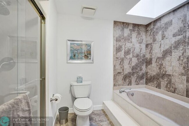 Building Photo - 702 St Albans Dr