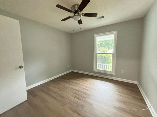 Building Photo - Available August 18th. REMODELED 3 BR/2 BA...
