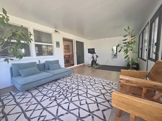 Building Photo - Mid-town Ventura 3 Bedroom 2 bath single level home