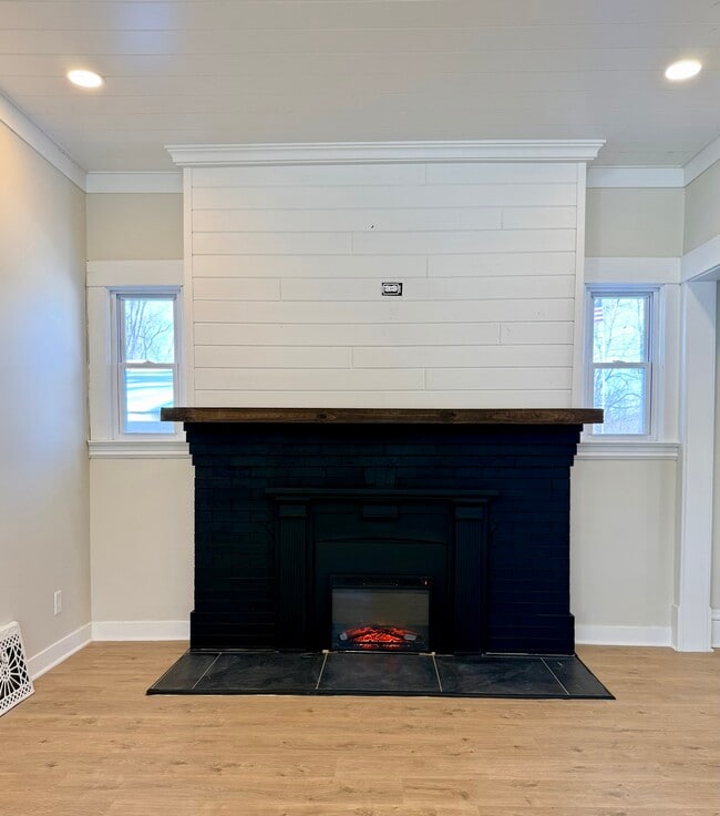 Building Photo - 553 Elm Ave E