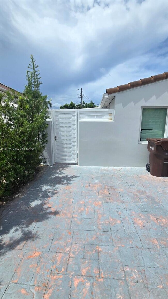 Building Photo - 265 W 53rd Terrace