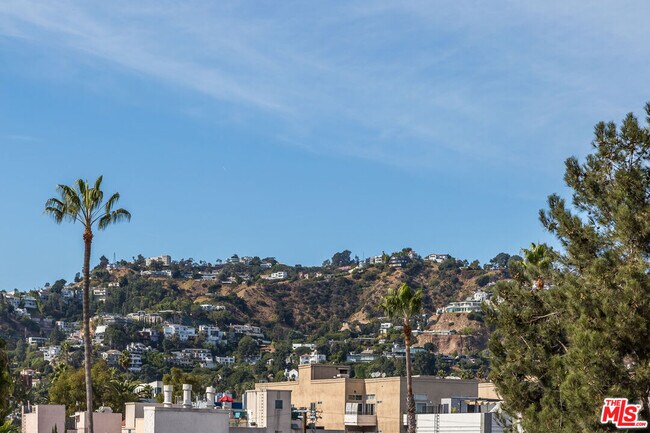 Building Photo - 1318 N Vista St
