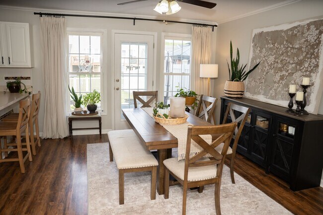 Building Photo - Charming 3 Bedroom, 1.5 Bath Townhome - EL...