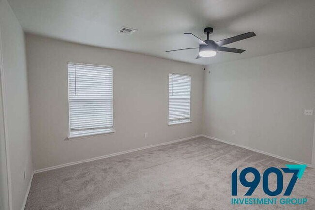 Building Photo - Modern & Spacious 3-Bedroom Home in Newcas...