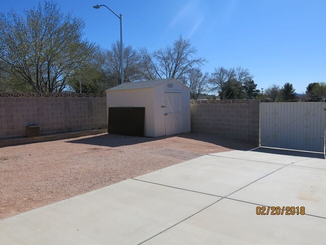 Building Photo - 4 bed, 2 bath, 2 car garage . Boulder City RV parking