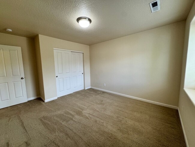 Building Photo - FOR RENT - SPACIOUS 4 BEDROOM, 2.5 BATH IN...