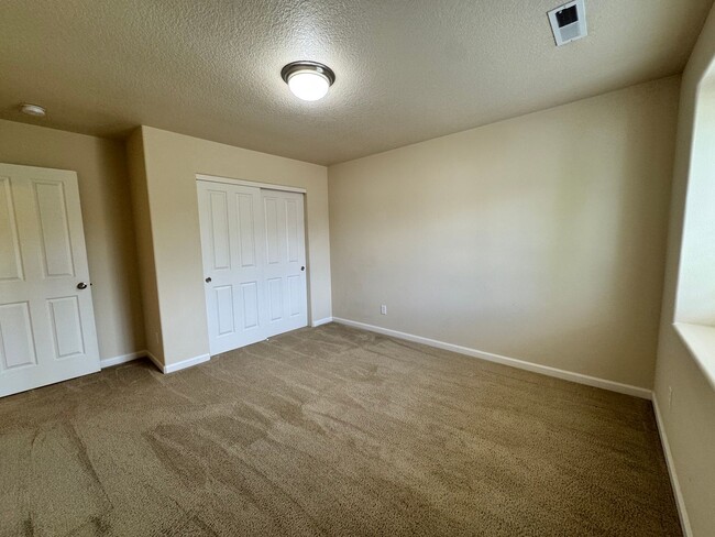 Building Photo - FOR RENT - SUPER CLEAN 4 BEDROOM, 2.5 BATH...
