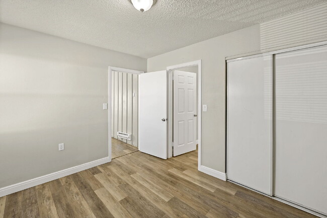 Building Photo - 402 Sunny Ln