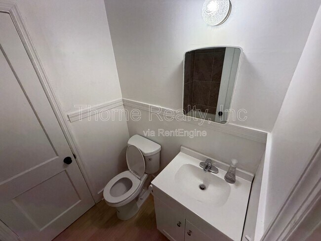 Building Photo - 1004 Moore St