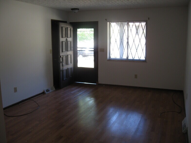 Front Door/Living Room - 5938 Pine Rise Ct