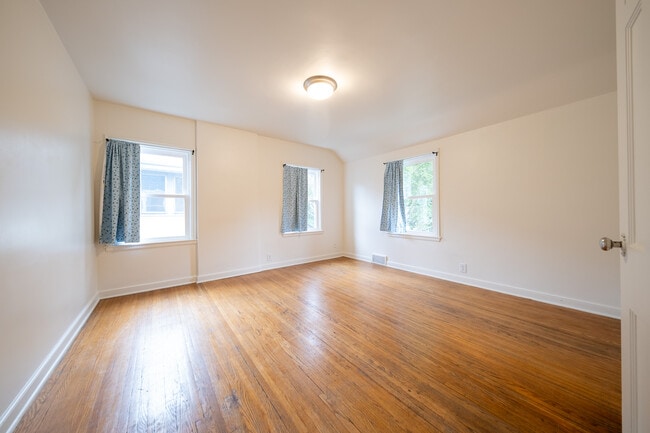 Building Photo - 1600 Thomas Ave W
