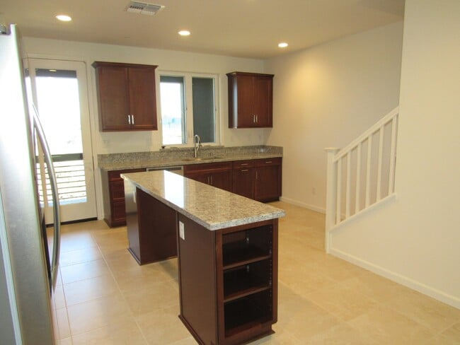 Building Photo - Stunning 3 Bed/3.5 Bath Townhome Walking Distance to BART