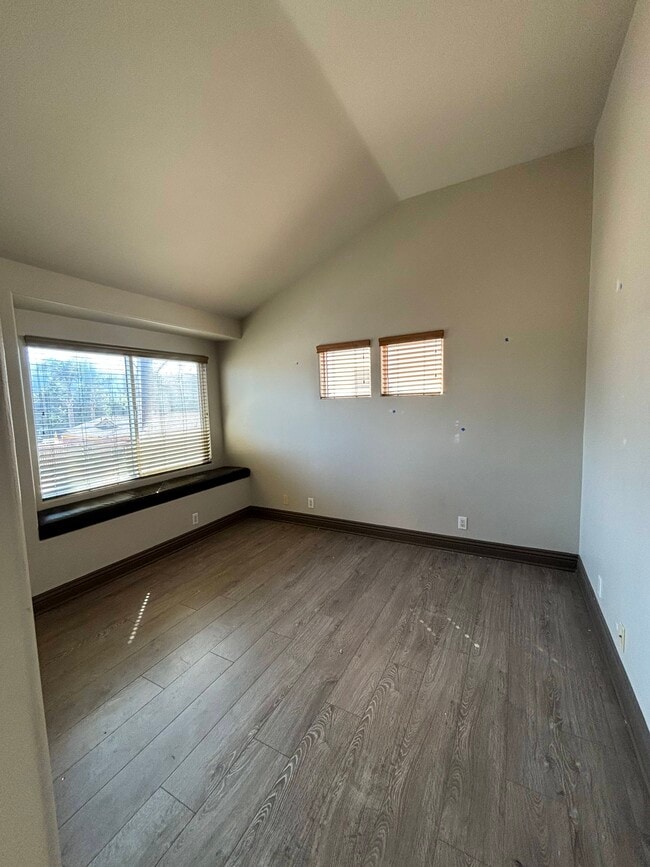 Building Photo - 308 2nd St