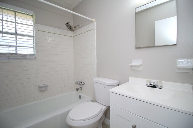 Building Photo - 2-Bedroom Duplex Near UWF – Tile Floors, G...