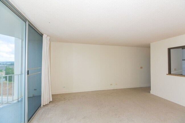 Building Photo - Views and Location!