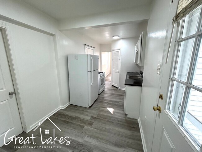 Building Photo - Charming 3 Bedroom 1 Bathroom now availabl...
