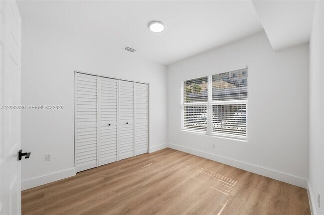 Building Photo - 403 SW 12th Ave