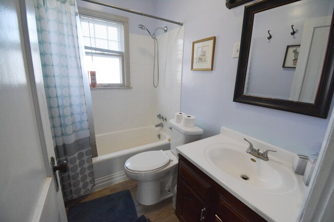 Building Photo - FURNISHED Charming 2-Bed 1-Bath Home For R...