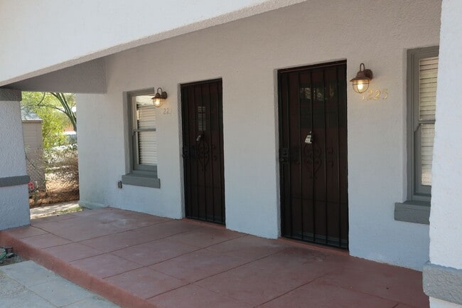 Building Photo - Charming Duplex Apartment in Historic U of A Neighborhood Fully Remodeled in 2020