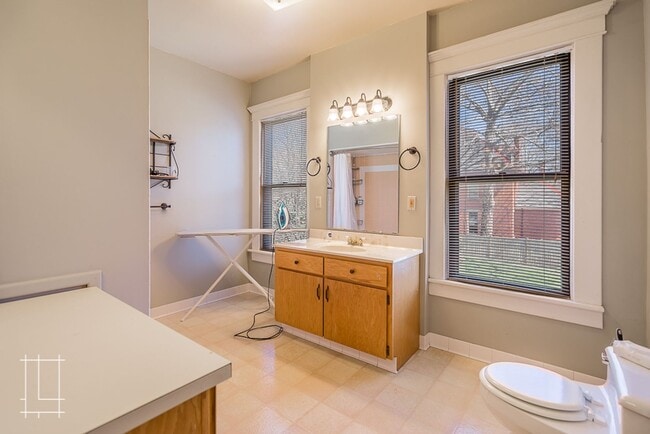 Building Photo - 860 Summit St