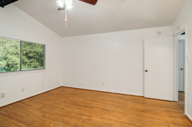 Building Photo - 9023 Pinewood Dr