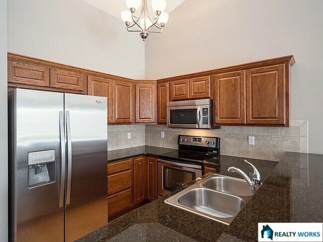 Building Photo - Spacious 4 Bed, 3 Bath Townhome with finished Basement