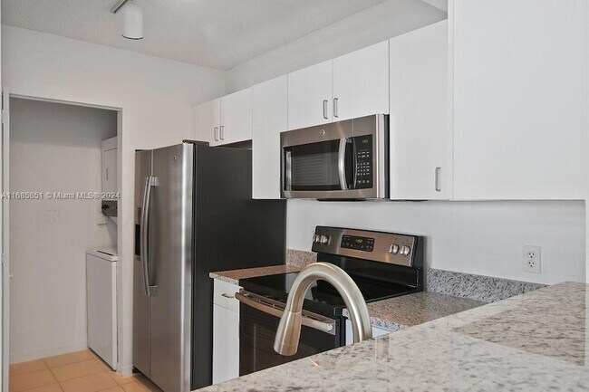 Building Photo - 1111 Brickell Bay Dr