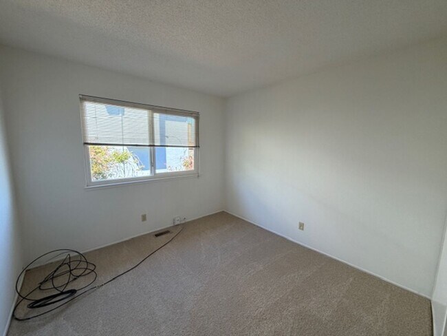 Building Photo - Gorgeous 4 Bed 3 bath