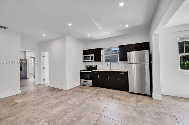 Building Photo - 21 NE 48th St