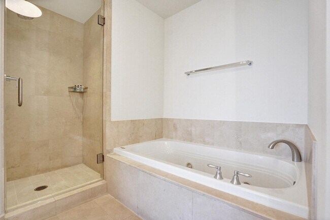 Building Photo - 4441 Collins Ave