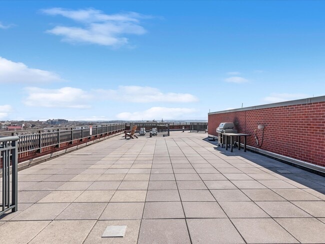 Building Photo - 1390 Kenyon St NW