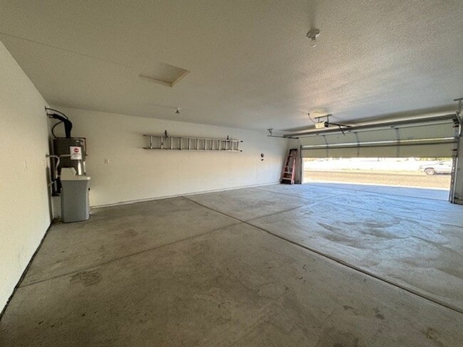 Building Photo - 3 Bedroom 2Ba with Side RV Space & fenced yard