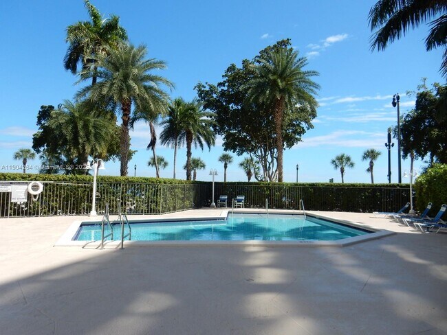 Building Photo - 1420 Brickell Bay Dr